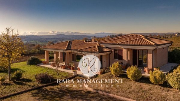 pentavano in vendita a Morrovalle in zona Trodica