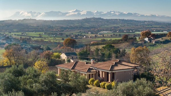 pentavano in vendita a Morrovalle in zona Trodica