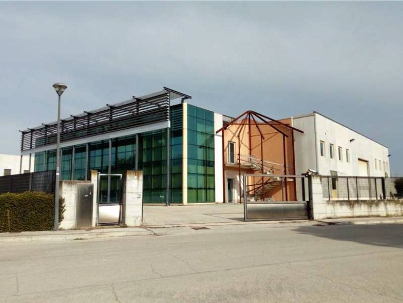 locale commerciale in vendita a Morrovalle in zona Trodica