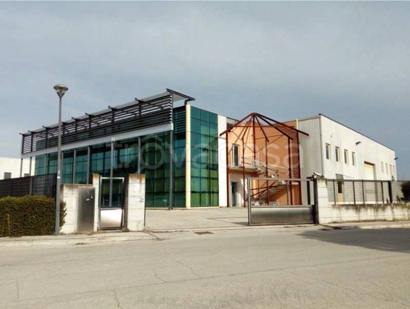 locale commerciale in vendita a Morrovalle in zona Trodica