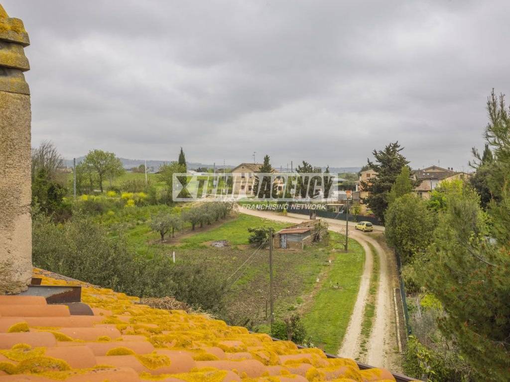 casa indipendente in vendita a Morrovalle in zona Trodica