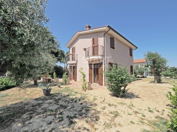 casa indipendente in vendita a Morrovalle in zona Santa Lucia