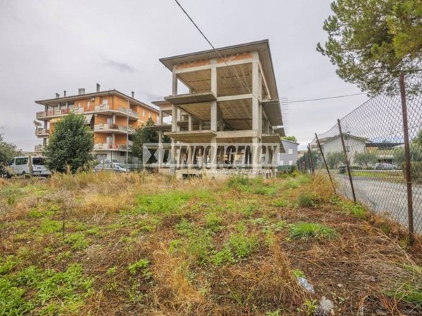 intera palazzina in vendita a Morrovalle in zona Trodica