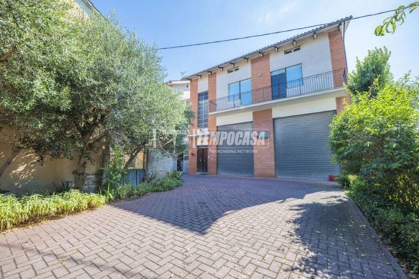 casa indipendente in vendita a Morrovalle in zona Trodica