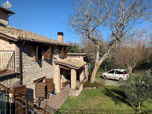 casa indipendente in vendita a Muccia in zona Col di Giove