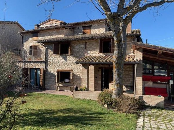 casa indipendente in vendita a Muccia in zona Col di Giove