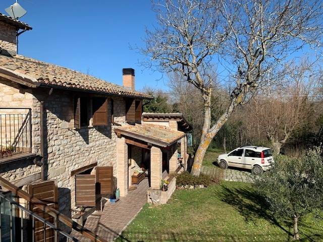 casa indipendente in vendita a Muccia in zona Col di Giove