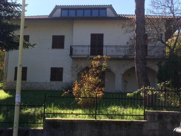 casa indipendente in vendita a Muccia