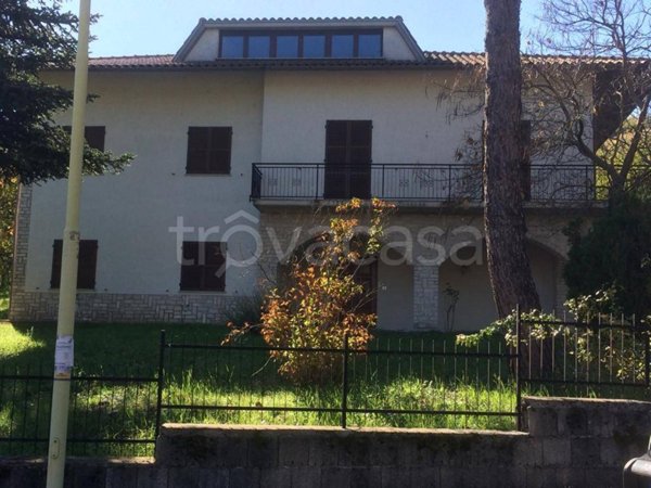 casa indipendente in vendita a Muccia