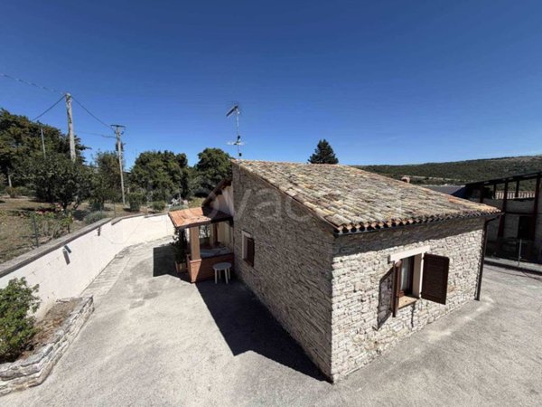 casa indipendente in vendita a Muccia in zona Massaprofoglio