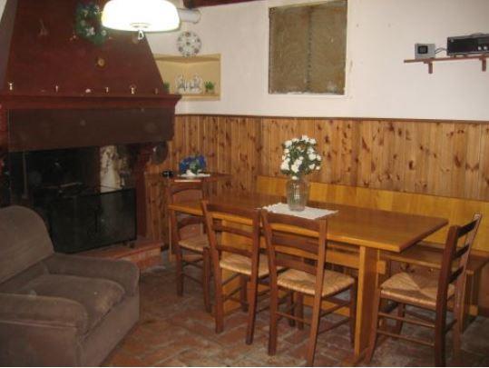 casa indipendente in vendita a Pieve Torina in zona Vari