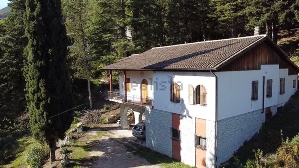 casa indipendente in vendita a Pieve Torina