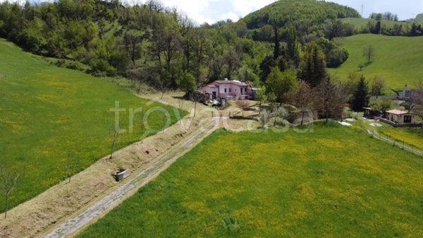 casa indipendente in vendita a Pieve Torina in zona Vari