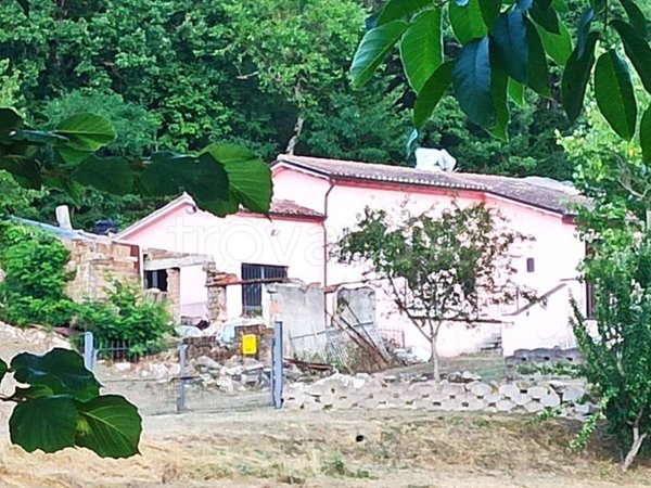 casale in vendita a Pieve Torina