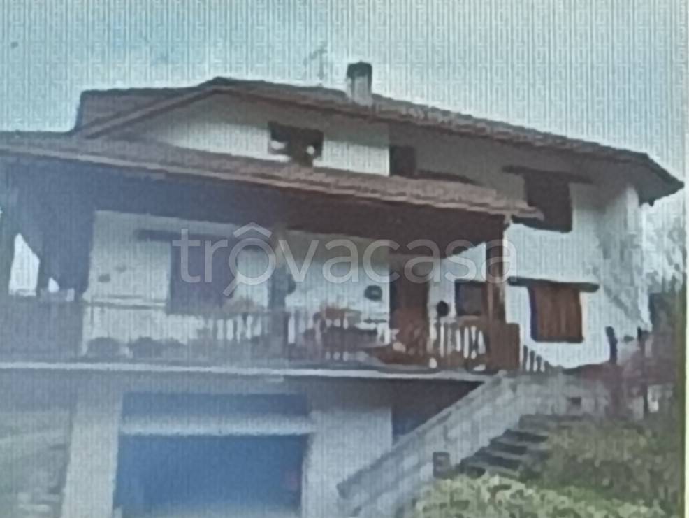 casa indipendente in vendita a Pieve Torina in zona Vari