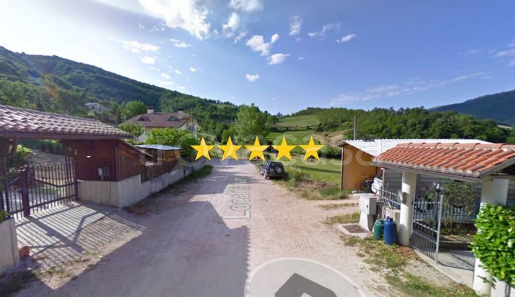 casa indipendente in vendita a Pieve Torina in zona Vari