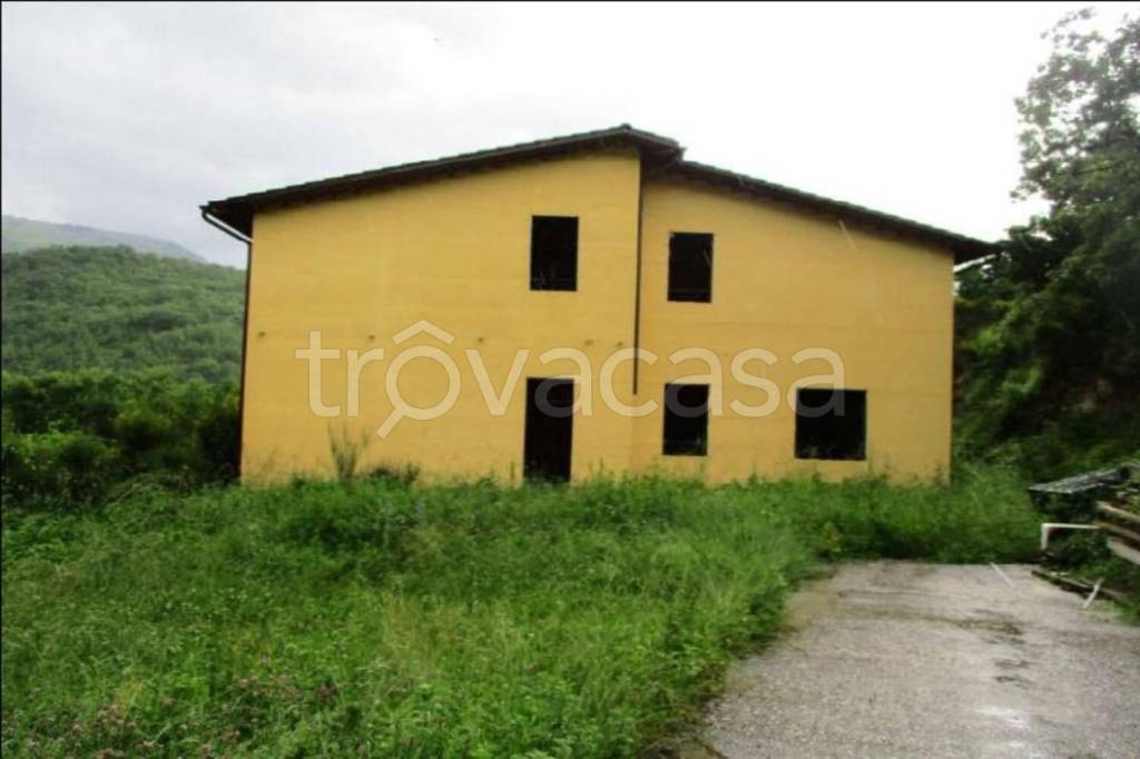 appartamento in vendita a Pieve Torina in zona Vari