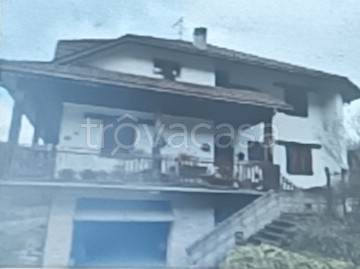 casa indipendente in vendita a Pieve Torina in zona Vari