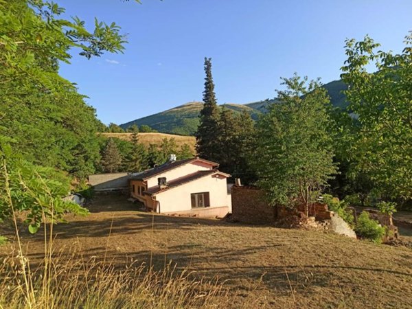 casa indipendente in vendita a Pieve Torina