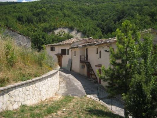 casa indipendente in vendita a Pieve Torina in zona Vari