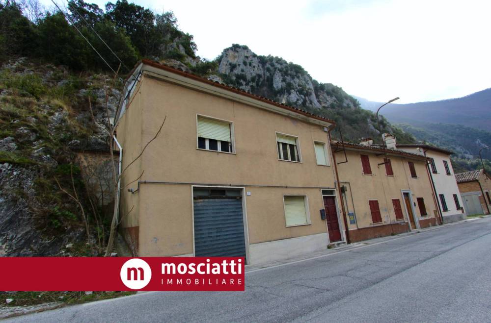 casa indipendente in vendita a Pioraco