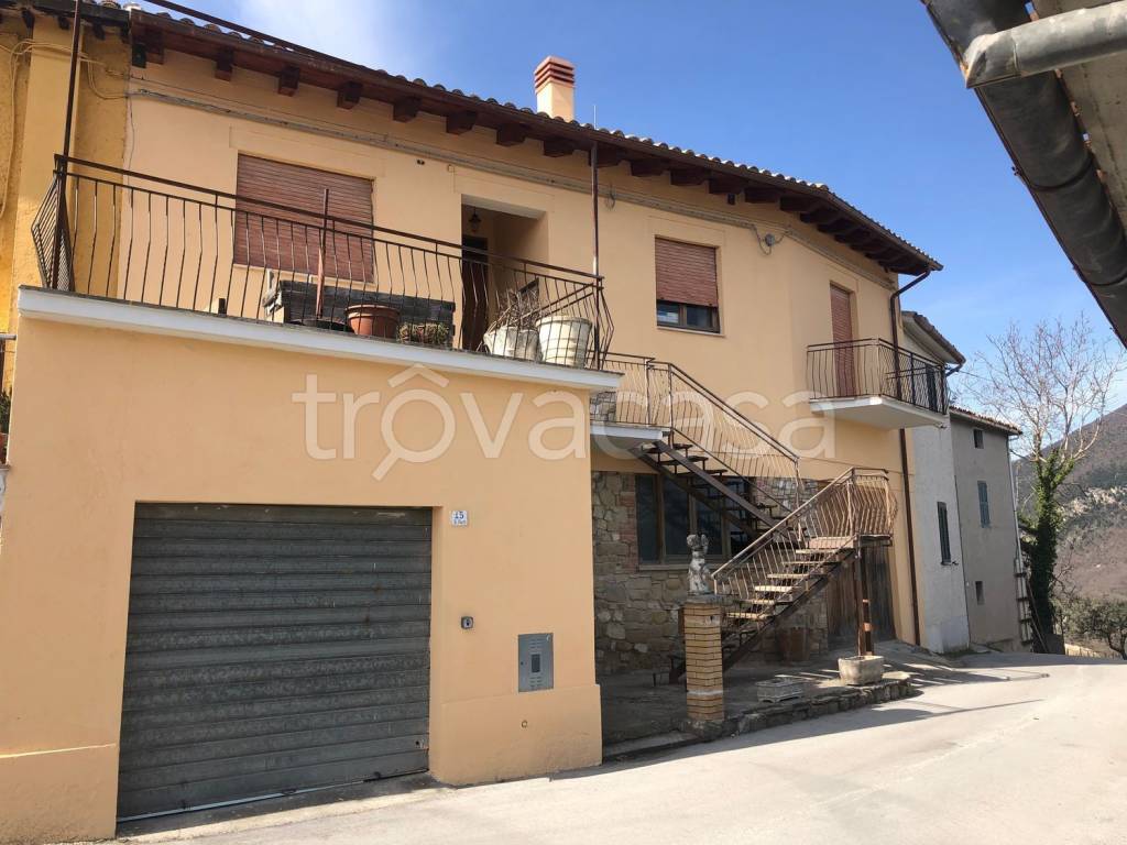 casa indipendente in vendita a Pioraco in zona Seppio