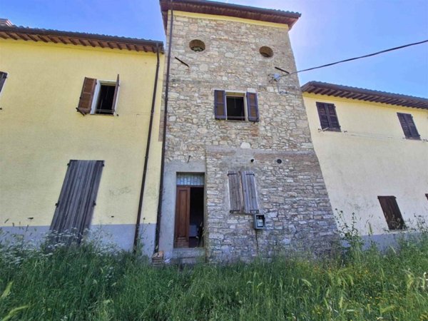 casa indipendente in vendita a Pioraco