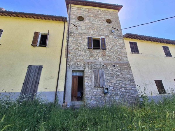 casa indipendente in vendita a Pioraco