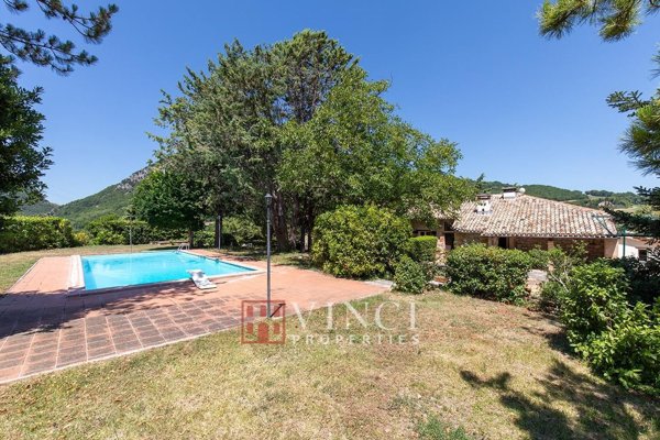 casa indipendente in vendita a Pioraco