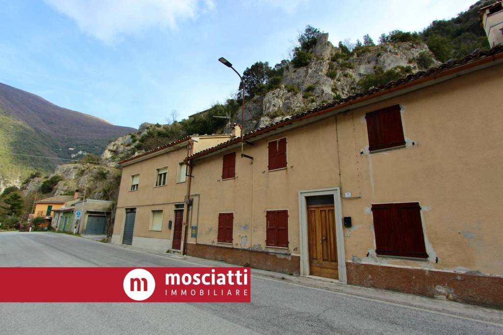 casa indipendente in vendita a Pioraco