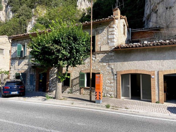 casa indipendente in vendita a Pioraco