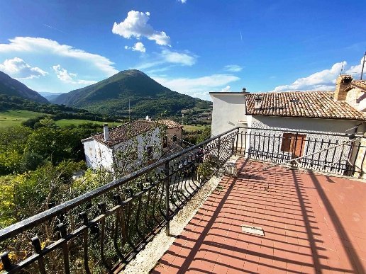 casa semindipendente in vendita a Pioraco in zona Seppio