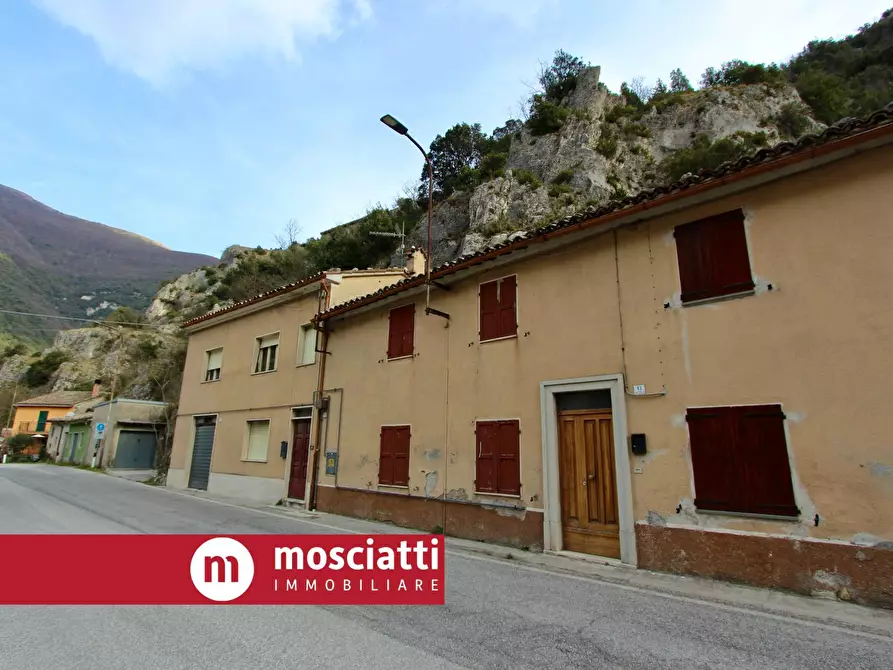 casa indipendente in vendita a Pioraco
