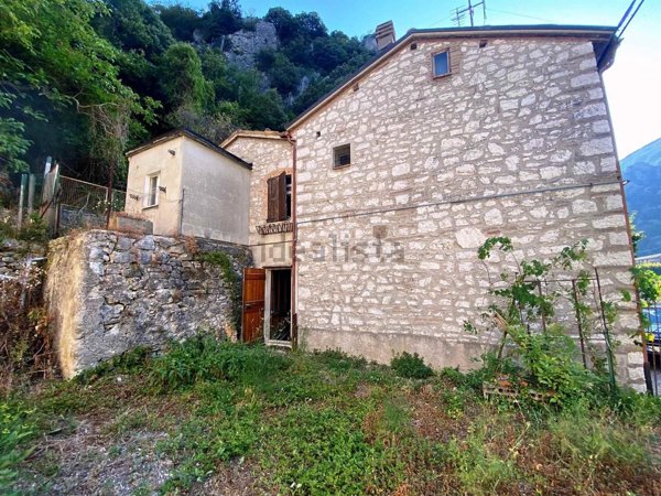 casa indipendente in vendita a Pioraco