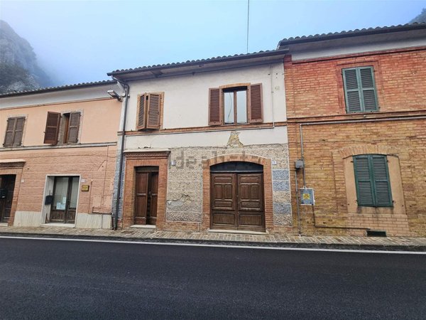 casa indipendente in vendita a Pioraco