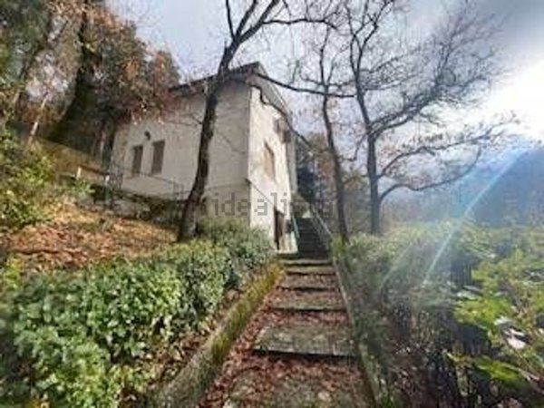casa indipendente in vendita a Pioraco