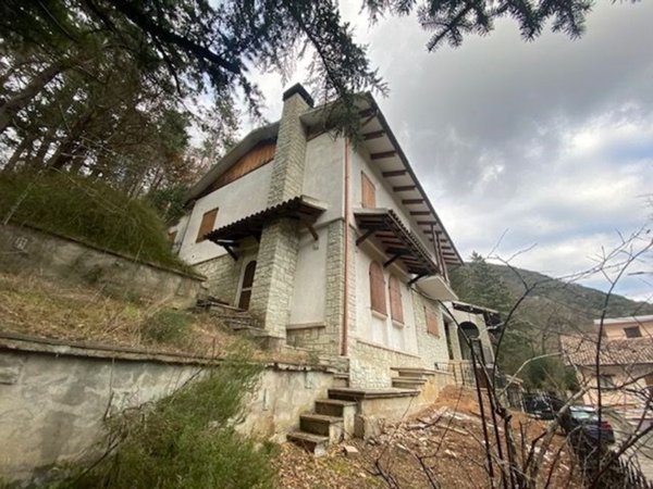 casa indipendente in vendita a Pioraco