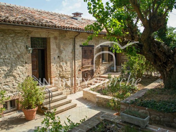 casa indipendente in vendita a Pioraco