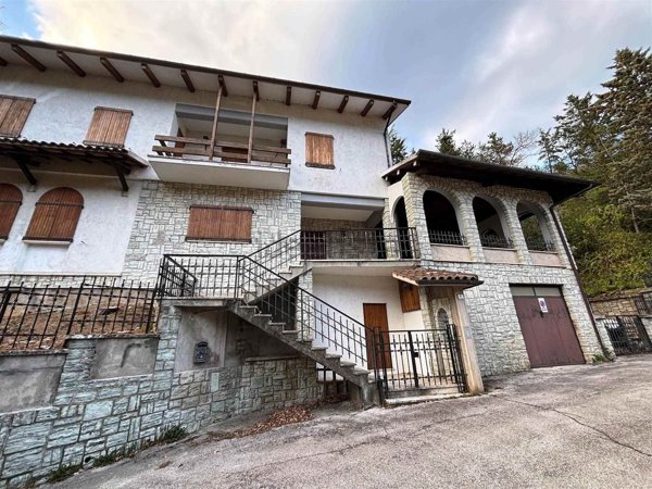 casa indipendente in vendita a Pioraco