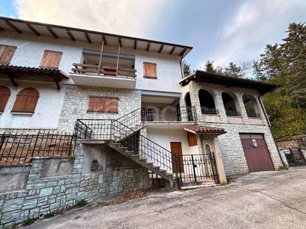casa indipendente in vendita a Pioraco