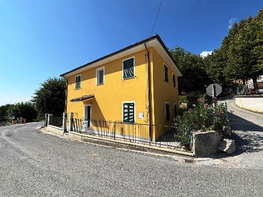 casa indipendente in vendita a Pioraco in zona Seppio