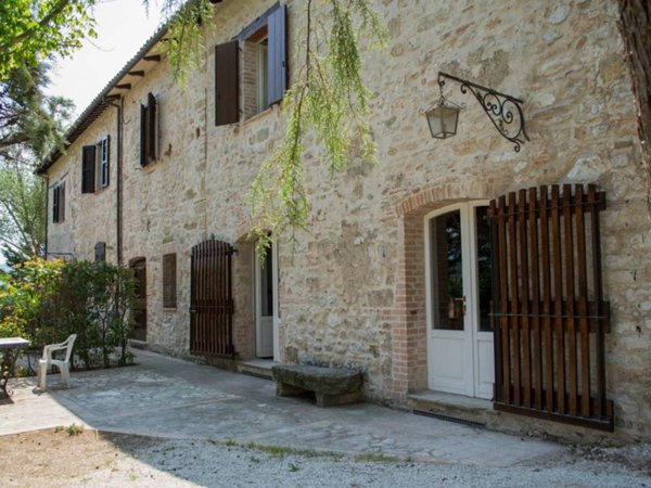 casa indipendente in vendita a Pioraco