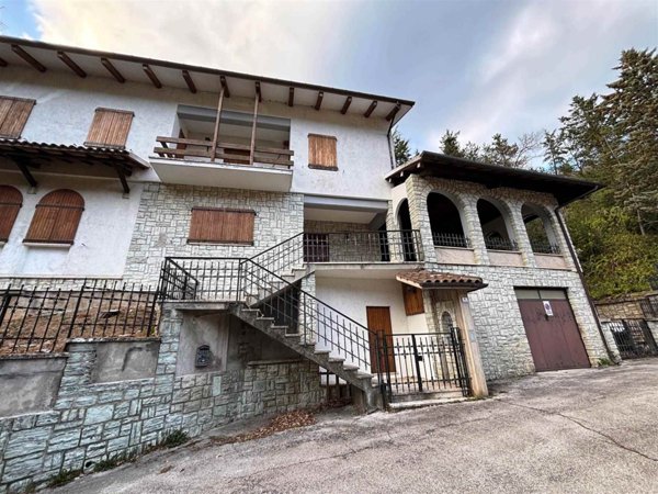 casa indipendente in vendita a Pioraco