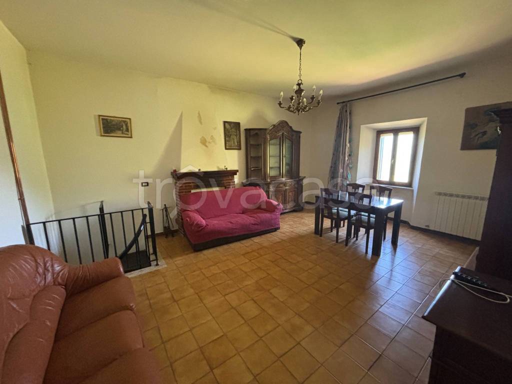 casa indipendente in vendita a Pioraco