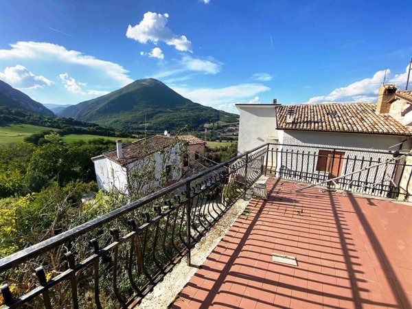 casa semindipendente in vendita a Pioraco in zona Seppio