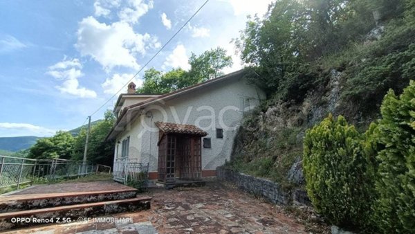 casa indipendente in vendita a Pioraco in zona Seppio