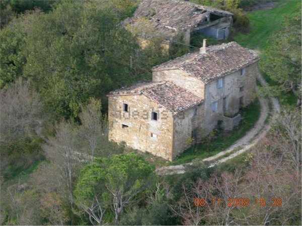 casale in vendita a Pioraco in zona Seppio
