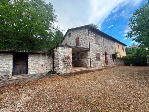 casa indipendente in vendita a Pioraco