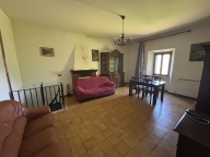 casa indipendente in vendita a Pioraco