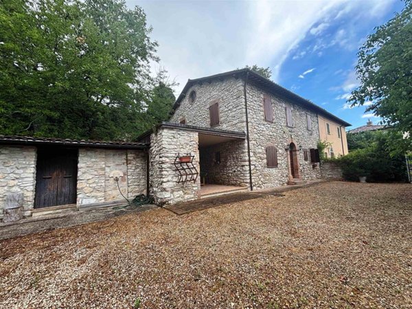casa indipendente in vendita a Pioraco
